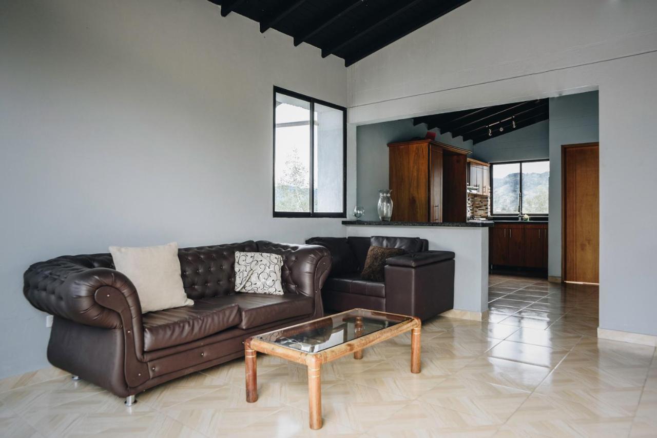 Happy Buddha Hostel & Lodge Guatape Exterior photo