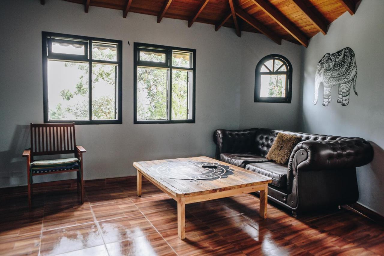 Happy Buddha Hostel & Lodge Guatape Exterior photo